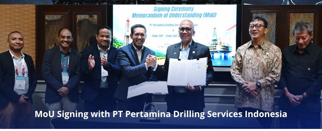 Foto: Presiden Direktur PT Pertamina Driling dan Timor GAP menunjukkan dokumen kerjasama.